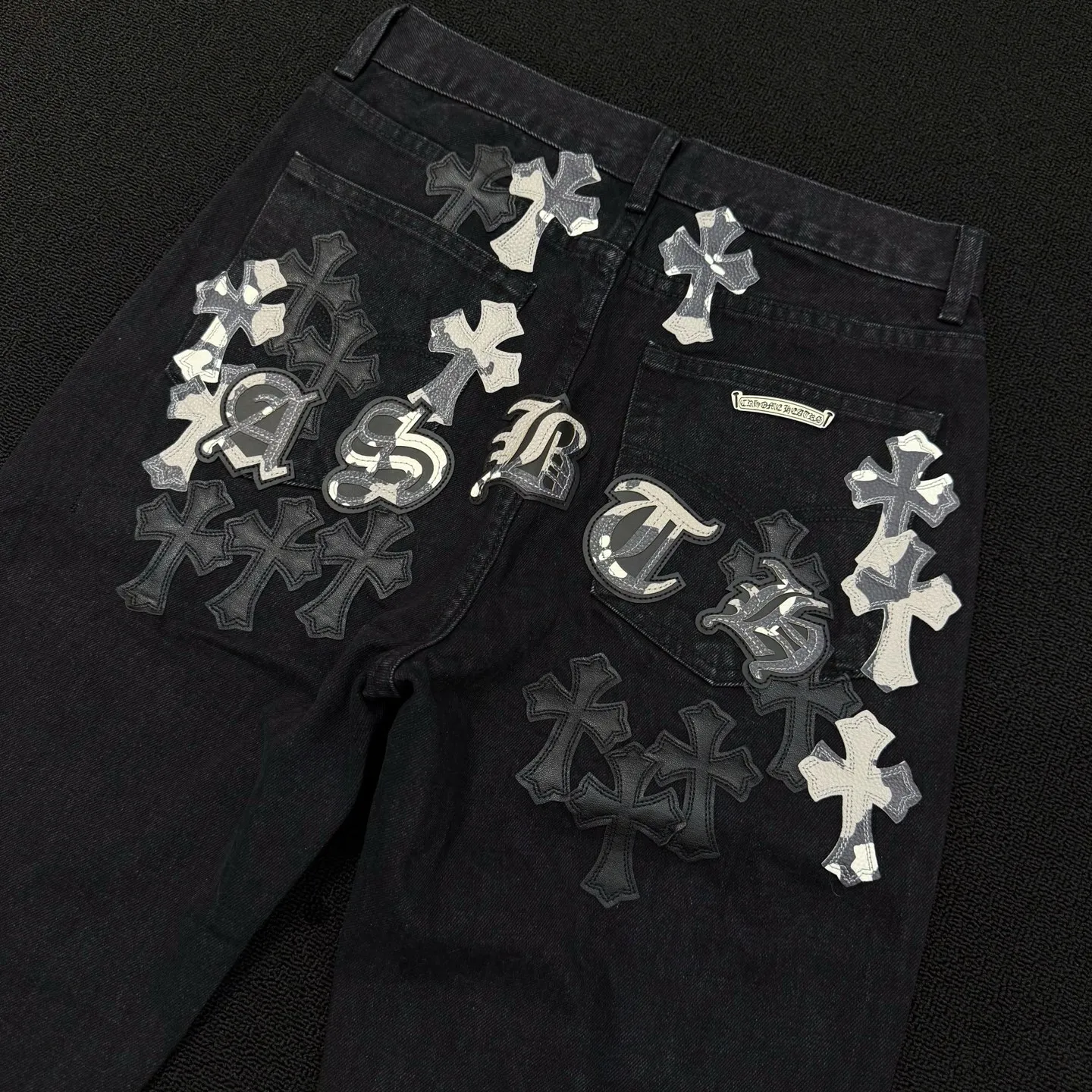 P280 Style number: D362 Chrome Hearts CH Chrome Hearts New York limited edition patchwork leather straight jeans Size: 28 30 32 34 36 (S-XXL) Color: Black Exudes uninhibited personality and unique charm. Every wear and tear is carefully designed to present a unique artistic feel. Imported denim fabric is selected, and after ultra-heavy industrial washing and destruction treatment, the trousers show a super cool effect on the upper body. This is not only a pair of jeans, but also an expression of attitude. With its unique design concept and ultimate pursuit of details, Croxin breaks traditional boundaries and defines the jeans trend in the new era. The trousers are made of double-layer woven fabric and matched with customized hardware, showing an incomparably beautiful and unique style, making every wearer the focus of fashion. Imported denim fabric, super heavy-duty washed and damaged, the upper body is super cool! Customized hardware, incomparably good-looking model. The production process is difficult. It has a high-street feel. Size reference: Pants length 100 102 104 106 106 Waist 72 76 80 84 88 Recommended weight S (about 110 pounds) M (about 140 pounds) L (about 140 pounds) XL (about 165) XXL (about 185)